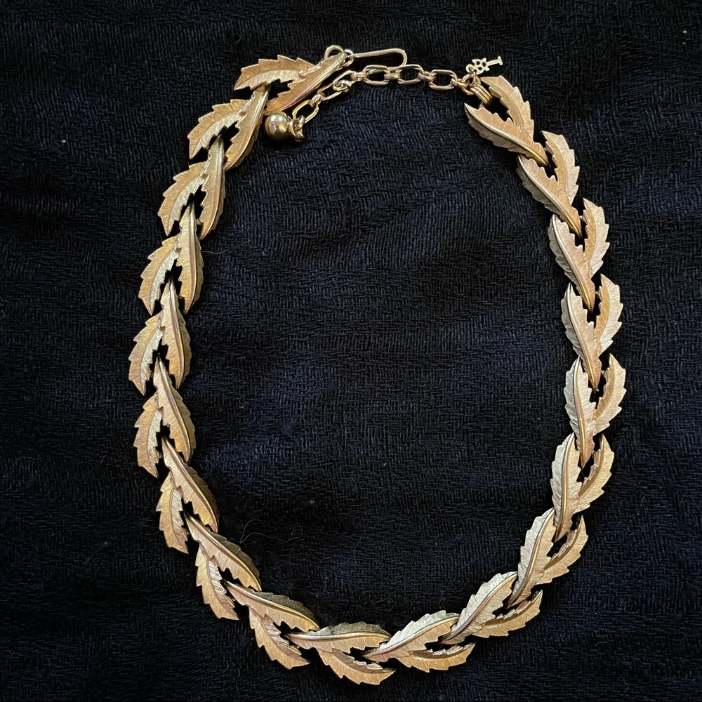 Vintage 60s Trifari Goldtone Leaf Choker 🍁